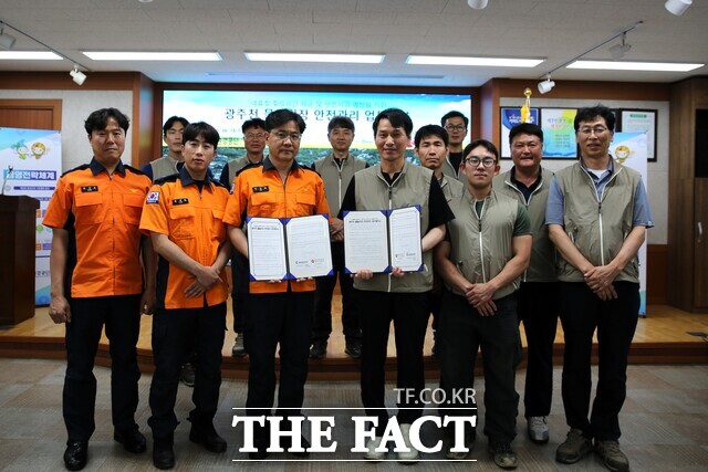 광주환경공단과 광주동부소방서가 물놀이장 안전관리를 위한 업무협약을 체결하고 기념사진을 찍고 있다. /광주환경공단