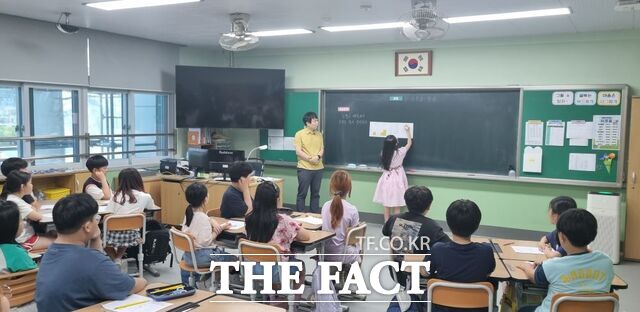 지난 18일 고흥동초등학교에서 열린 규칙 찾기 수업에서 학생들이 학습활동에 참여하고 있다./전남도교육청