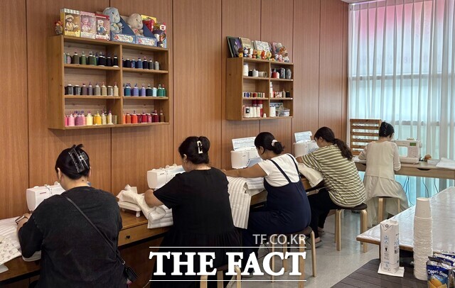 나주시가 임산부 32명을 대상으로 아기 기저귀 가방 만들기 프로그램을 운영하고 있다. /나주시