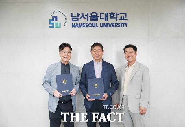 남서울대는 캠퍼스 내 시니어 전용 기숙사 1000실을 조성하는 ‘시니어 기숙형 대학(UBRC)’을 본격 추진한다. 사진은 한국UBRC위원회와 자문 계약을 체결하고 기념사진을 촬영하고 있다./남서울대학교