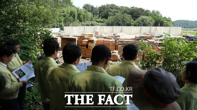 나주시의회 의원들이 동강면 곡천리를 방문해 양민장 관련 민원 현장을 둘러보고 있다./나주시의회