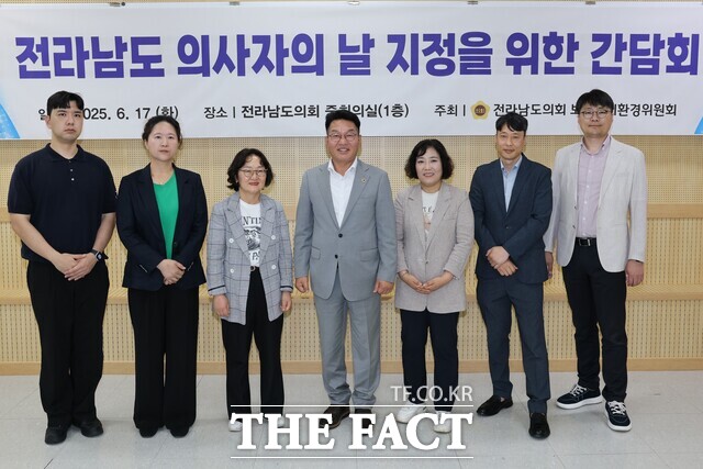 김정이 전남도의회 의원이 의사자의 날 지정을 위한 간담회를 개최하고 참석자들이 기념 사진을 찍고 있다./전남도의회