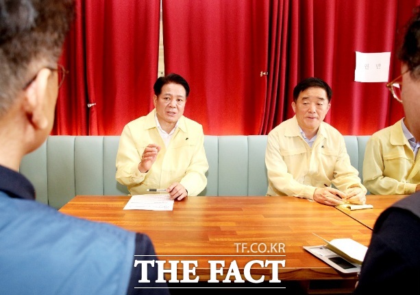 최대호 안양시장(왼쪽)과 강득구 더불어민주당 의원(경기 안양만안)이 신안산선 광명 구간 붕괴사고에 따른 안양시민 피해 대책 마련을 요구하고 있다./안양시