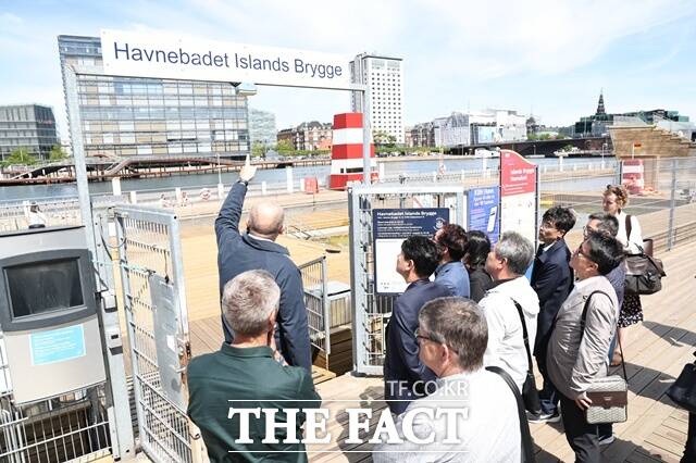 경남대표단이 덴마크 코펜하겐의 대표적 수상관광시설인 하버배스를 방문해 해양레저시설과 항만 재생공간 운영 사례를 직접 조사하고 있다. /경남도