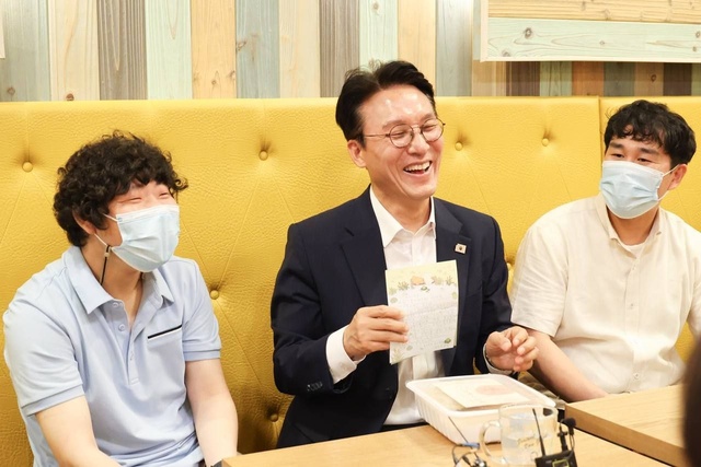 김민석 국무총리 후보자는 19일 발달장애인 일자리 현장을 찾아 애로사항 등을 청취했다. 김 후보자는 총리로 취임한다면 약자의 눈으로 세상을 바라보고 함께 미래를 만들어가는 시대를 열겠다고 밝혔다. /김 후보자 인사청문회 준비단