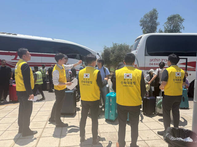 외교부는 19일 이스라엘 체류 우리 국민과 이스라엘인 가족 등 26명이 정부의 지원 속에 요르단으로 안전하게 대피했다고 밝혔다. 이스라엘과 이란 간 무력 충돌은 7일째 격화하고 있다. /외교부