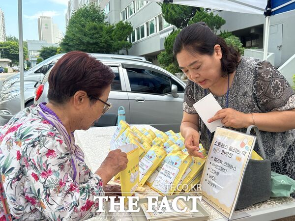 대전 대덕구 법2동에 소재한 법동종합사회복지관이 19일 정신건강 캠페인 ‘마음약국’을 진행했다. 복지관 관계자가 ‘스트레스가 풀리는 약(?)’을 처방하고 있다./법동종합사회복지관