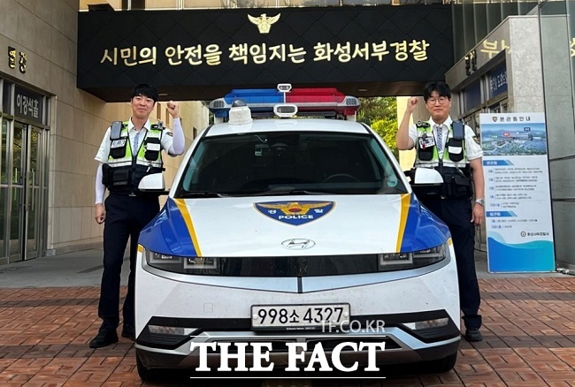 화성서부경찰서 교통과 소속 김정록 경장(왼쪽)과 김태우 경장. /화성서부경찰서