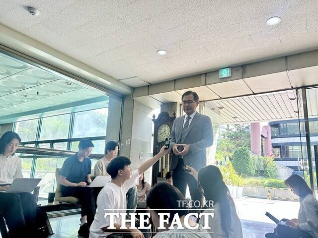 고 채 상병 수사 외압 의혹을 수사할 이명현 특별검사가 19일 오전 서울 서초구 변호사 사무실 출근길에서 취재진 질의에 답하고 있다. /김해인 기자