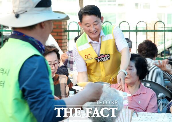 대전 서구 자원봉사센터는 18일 가수원동 계룡아파트에서 어르신 400여 명을 대상으로 IBK기업은행과 함께하는 참 좋은 사랑의 밥차 활동을 펼쳤다. 서철모 청장이 음식을 제공하고 있다. /대전 서구