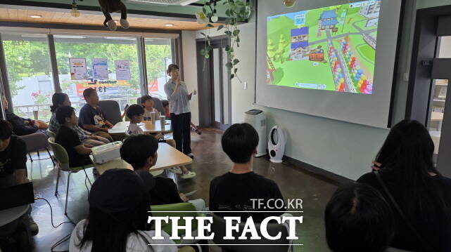 공주시가 18일 청소년들에 대해 메타버스 플랫폼 공주월드의 본격 홍보 활동을 펼치고 있다. /공주시