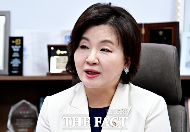 간호사 출신인 그는 현재 시범 운영 중인 간호간병 통합 서비스를 전면 도입해야 한다고 강조했다. 간호사 대 환자 수 비율도 1대 5까지 점진적으로 조정해야 한다고 봤다. /배정한 기자