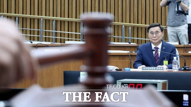 이종석 국가정보원장 후보자는 19일 국회 정보위원회 인사청문회 모두 발언에서 새 정부의 외교·안보 정책 비전인 국익 중심 실용외교의 성공을 뒷받침하는 데 최선을 다하겠다며 우방국 정보기관과 긴밀히 공조해 북한의 핵·미사일 위협과 군사 도발 대비에 총력을 다하겠다고 다짐했다. /뉴시스