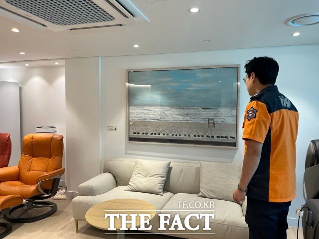 한 소방공무원이 경기북부소방재난본부가 의정부소방서에 전시한 그림을 감상하고 있다. /경기북부소방재난본부