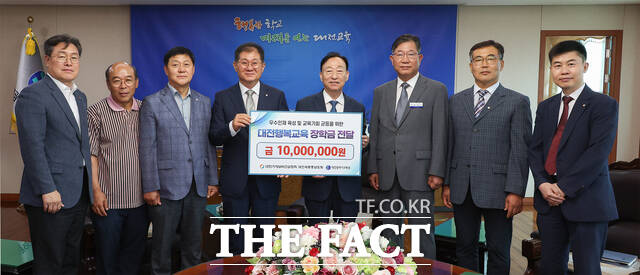 19일 설동호 대전교육감이 대한기계설비건설협회 대전세종충남도회 이태왕 회장을 비롯한 관계자로부터 대전행복교육장학금을 기탁받고 있다. /대전교육청