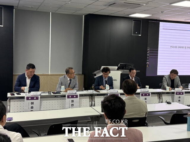 (왼쪽부터) 이승동 충청투데이 기자, 최진혁 대전시지방시대위원장, 임승빈 명지대교수, 최민호 세종시장, 라휘문 성결대학교 교수가 국가 균형발전과 행정수도의 미래, 세종시법 개정 토론회에서 토론을 펼치고 있다. /세종시