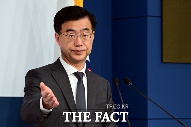 이재웅 외교부 대변인은 19일 주요 7개국(G7) 정상회의에서 무산된 한미 정상회담 재추진과 관련해 한미 정상회담 등 고위급 교류와 관련해서는 미 측과 지속적으로 소통하고 있다고 밝혔다. /임영무 기자