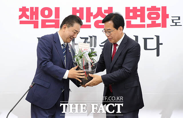 여야가 추경(추가경정예산)안 처리를 위한 본회의 일정 조율과 상임위원장 배분 문제를 두고 19일 다시 만나 논의를 이어갔지만, 입장차만 다시 확인했다. 김병기 더불어민주당 원내대표가 지난 17일 서울 여의도 국회에서 송언석 국민의힘 원내대표를 예방해 축하난을 전달하고 있다. /국회=남윤호 기자