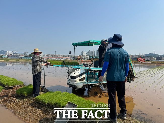 시흥시가 농업인들에게 온열질환 예방을 위해 건강수칙 준수를 당부했다./시흥시