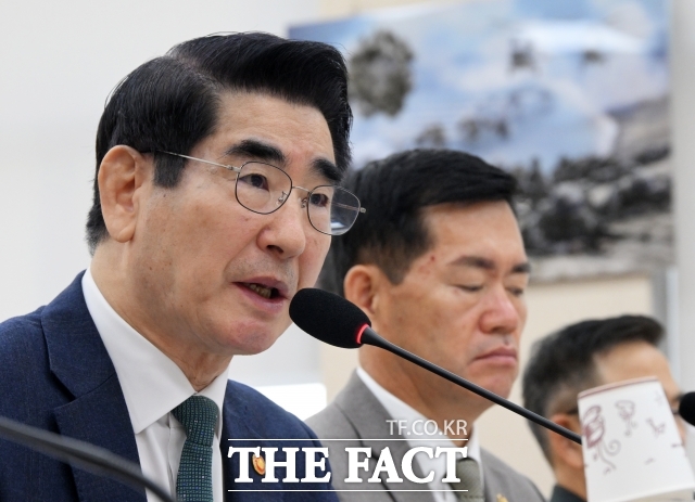 윤석열 전 대통령의 12·3 비상계엄 관련 내란 사건을 맡은 조은석 특별검사가 임명 엿새 만에 수사를 개시하고 19일 김용현 전 국방부 장관을 기소했다. /배정한 기자