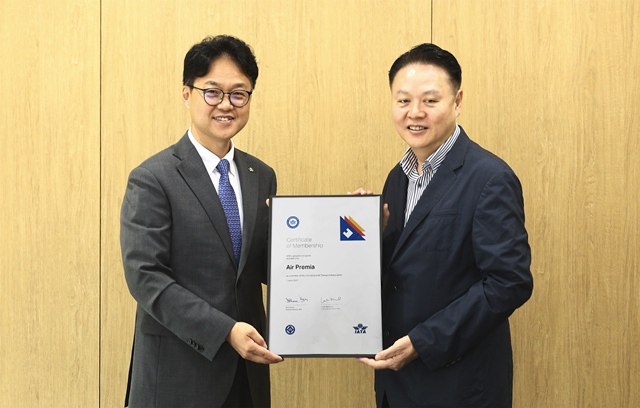 19일 오후 서울 강서구에 위치한 에어프레미아 대회의실에서 유명섭(사진 우측) 에어프레미아 대표와 김백재(사진 왼쪽) IATA 한국지사장이 정회원 자격 인증서를 들고 기념촬영을 하고 있다. /에어프레미아