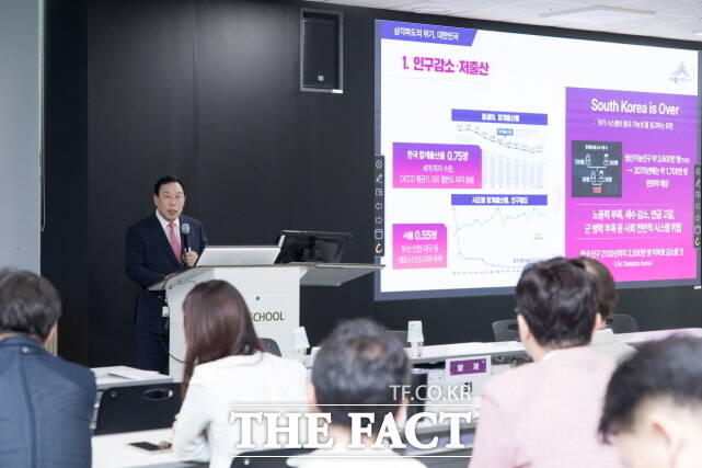 최민호 세종시장이 18일 세종공동캠퍼스에서 열린 ‘국가 균형발전과 행정수도의 미래, 세종시법 개정 토론회’에 발제연설을 하고 있다. /세종시
