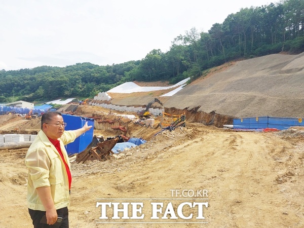 이한영 대전시의원이 19일 문화문화공원 개발행위특례사업 공원시설(중구 문화동 산 7-101번지) 현장에서 옹벽 공사가 진행중인 곳을 가리키며 집중호우 시 안전성에 대해 우려하고 있다. /선치영 기자