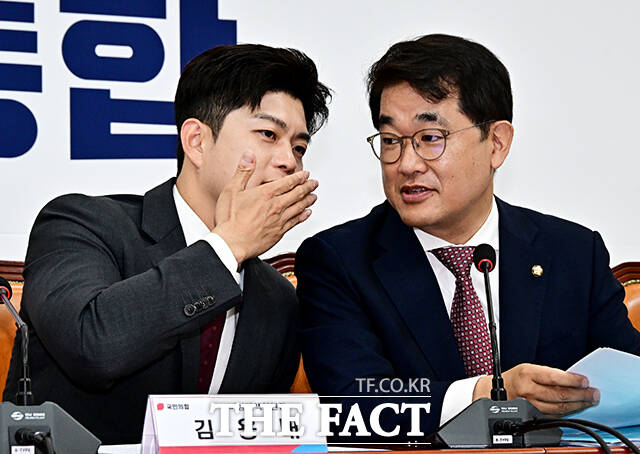 배준영 의원과 대화하는 김용태 비대위원장.