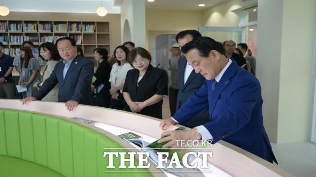 백성현 논산시장이 18일 물빛복합문화센터 개관식에 참석해 시설을 둘러보고 있다. /논산시