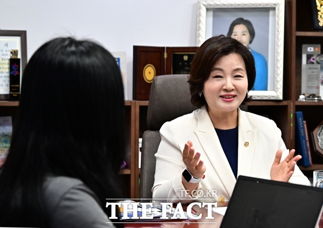 여성가족부 장관 후보로도 거론되고 있는 이 의원은 여가부를 성평등 가족부로 확대 개편하겠다는 이재명 대통령의 공약에 대해 아주 정확한 인식이라고 공감했다. /국회=배정한 기자