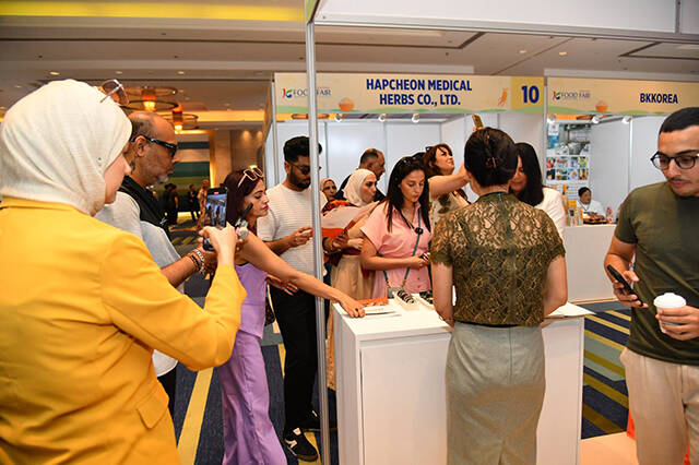 17일 UAE에서 열린 2025 두바이 K-푸드페어에서 바이어들이 부스를 살펴보고 있다./공동취재단