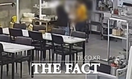 식당에서 소란을 피우고 있는 모습(CCTV영상 캡쳐)/경남경찰청