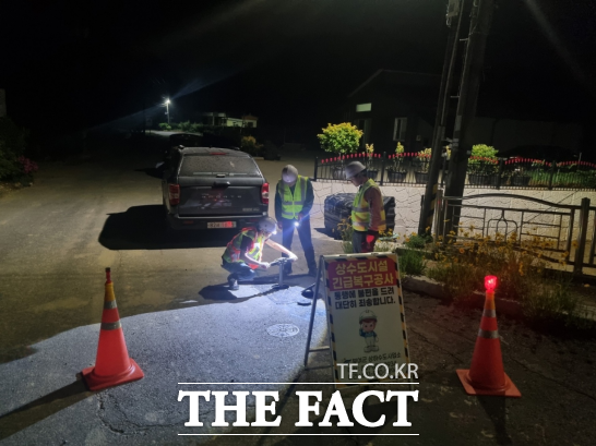 부여군 상하수도사업소 직원이 양화·임천 급수 구역에 대해 자체적으로 야간 단계시험을 시행하고 있다. /부여군