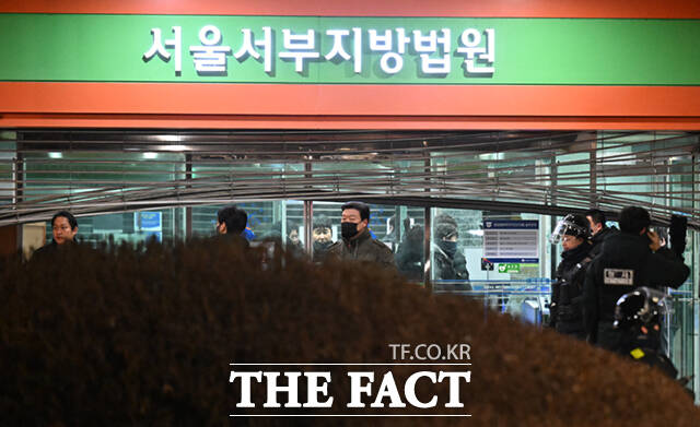 서울서부지법 형사5단독 김형석 부장판사는 특수건조물침입, 특수공용물건손상, 특수공용물건손상미수 등 혐의를 받는 전(29) 씨에게 징역 3년 6개월을 선고했다. /이새롬 기자