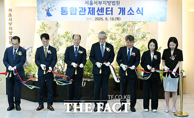 천대엽 법원행정처장(가운데)을 비롯한 참석자들이 테이프 커팅을 하고 있다.