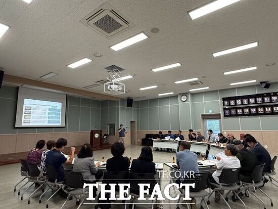 경기 가평군이 진행하고 있는 가평군 접경지역 발전종합계획 수립을 위한 주민설명회에 참석한 군민들이 주요 제안 사업 등에 대한 설명을 듣고 있다./가평군