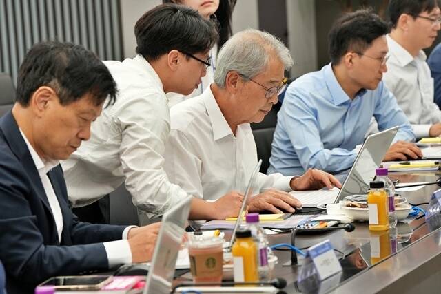 우리금융그룹은 지난 18일 디지털 금융 리더십 강화를 위해 그룹 본사와 은행 연수원에서 챗(Chat) GPT 활용 실습 연수를 실시했다. 임종룡 우리금융그룹 회장이 직접 챗 GPT 업무 활용 실습을 하고 있다. /우리금융