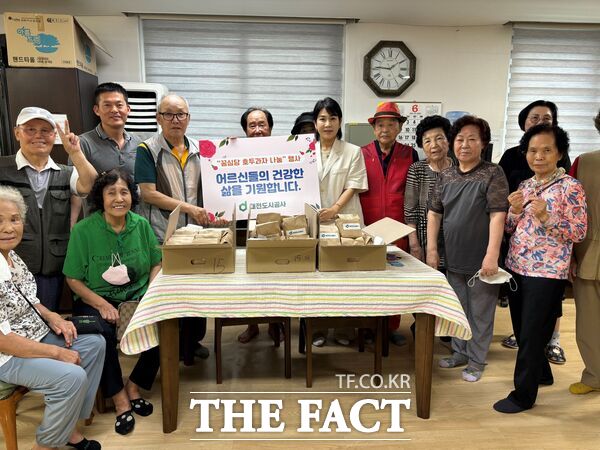 대전도시공사가 18일 영구임대아파트 3개 단지(둔산보라1단지, 법동한마음, 송강마을1단지)의 노인 자조모임을 대상으로 꿈심당 호두과자 나눔 행사를 실시했다./대전도시공사