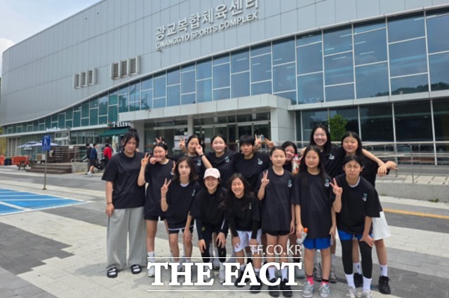 초·중·고교 여학생 12명으로 구성된 아이스 타이거스 선수들./드림 리그