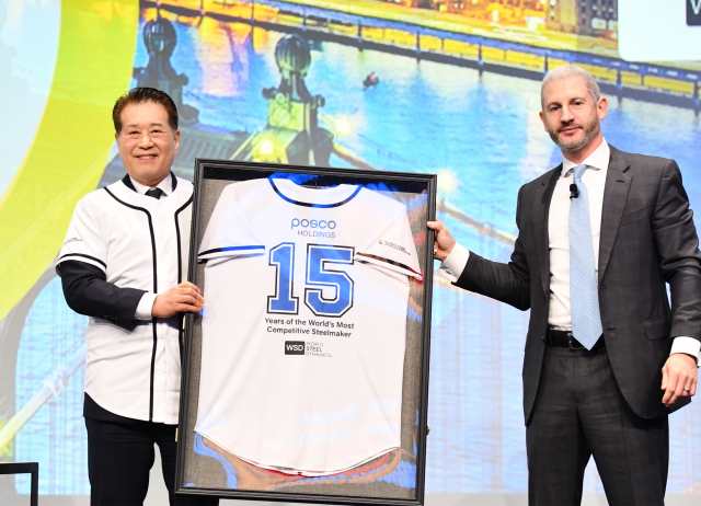최근 미국 뉴욕에서 열린 WSD 포럼에서 장인화 포스코그룹 회장이 명예의 전당 기념액자를 전달받은 뒤 기념촬영을 하고 있다. /포스코그룹