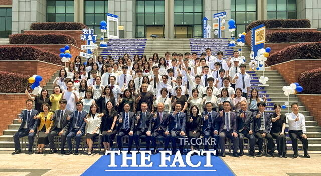 백석대-가흥남양직업기술대 중외합작 졸업식 행사후 졸업생들과 양대학 관계자들과 기념촬영을 촬영하고 있다./백석대학교