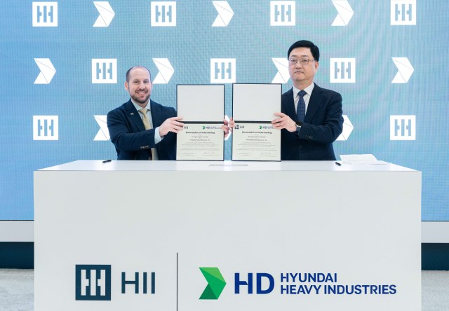HD현대와 헌팅턴 잉걸스는 지난 4월 미국 워싱턴D.C.에서 열린 해양항공우주 전시회 헌팅턴 잉걸스 전시관에서 HD현대중공업 주원호 특수선사업대표(사진 오른쪽)와 잉걸스 조선소 브라이언 블란쳇 사장이 참석한 가운데 선박 건조 생산성 향상 및 첨단 조선 기술 협력을 위한 양해각서(MOU)를 체결했다. /HD현대