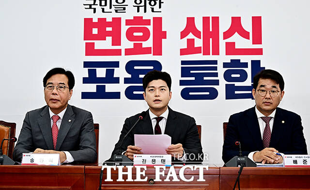 김용태 국민의힘 비상대책위원장(가운데)이 19일 오전 서울 여의도 국회에서 열린 비리백화점 이재명 정부 인사청문회 대책회의에 참석해 모두발언을 하고 있다. /국회=배정한 기자