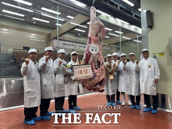 경기도가 지난해 개최한 제6회 경기한우 고급육 평가대회에서 대상을 수상한 한우농가 관계자들이 기념촬영을 하고 있다. /경기도