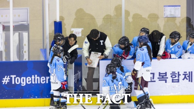 표장원 감독이 이끄는 춘천시 여자 아이스하키팀 아이스 타이거스가 2025 한돈배 여자 아이스하키 리그 ‘더 드림 리그(The Dream League)’ 에서 내로라하는 수도권 팀들을 꺾고 결승전에 올라 돌풍을 일으키고 있다./더 드림리그