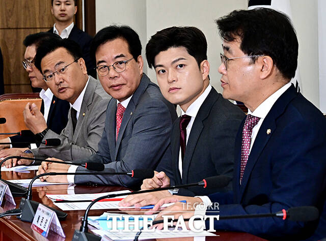 비리백화점 이재명 정부 인사청문회 대책회의에 참석한 송언석 원내대표 와 김용태 비대위원장.