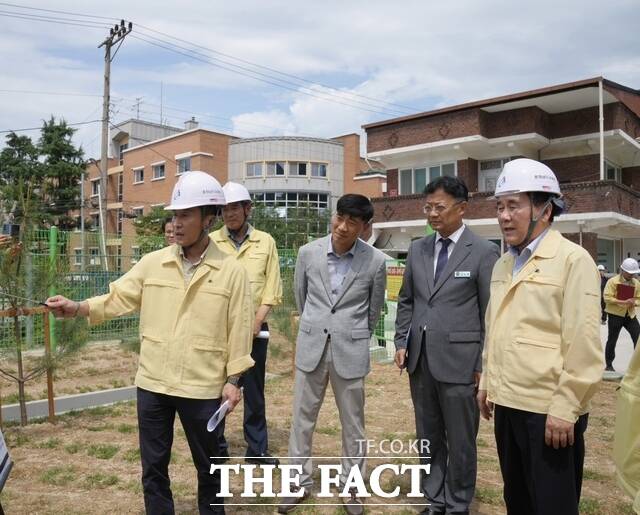 19일 김지철 충남도교육감이 공주고등학교를 방문해 심순희 교장과 함께 현장 안전점검을 진행하고 있다. /충남교육청