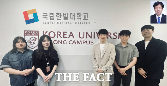 광학식 센서 기반 실시간 식품 품질 모니터링 플랫폼 개발에 참여한 공동 연구진이 기념촬영을 하고 있다. 왼쪽부터 고려대 세종캠퍼스 김도담 학생, 소순애 교수, 안준성 교수, 양진혁 학생, 국립한밭대 하지환 교수, 한국기계연구원 정준호 박사(오른쪽 위). /한밭대