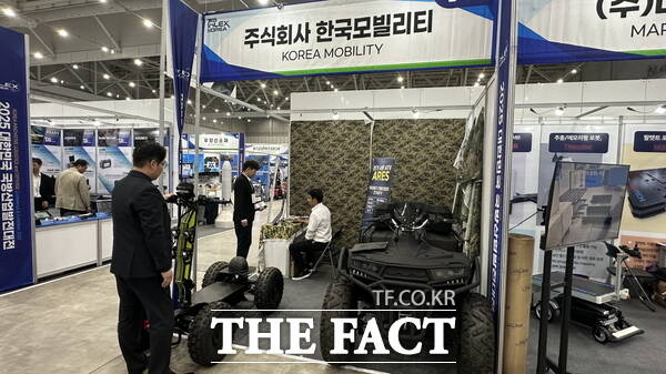 한국모빌리티가 대전컨벤션센터에서 열리고 있는 2025 대한민국 국방산업발전대전에 참가해 전기 4륜 ATV와 전기 4륜 킥보드를 공개했다. /한국모빌리티