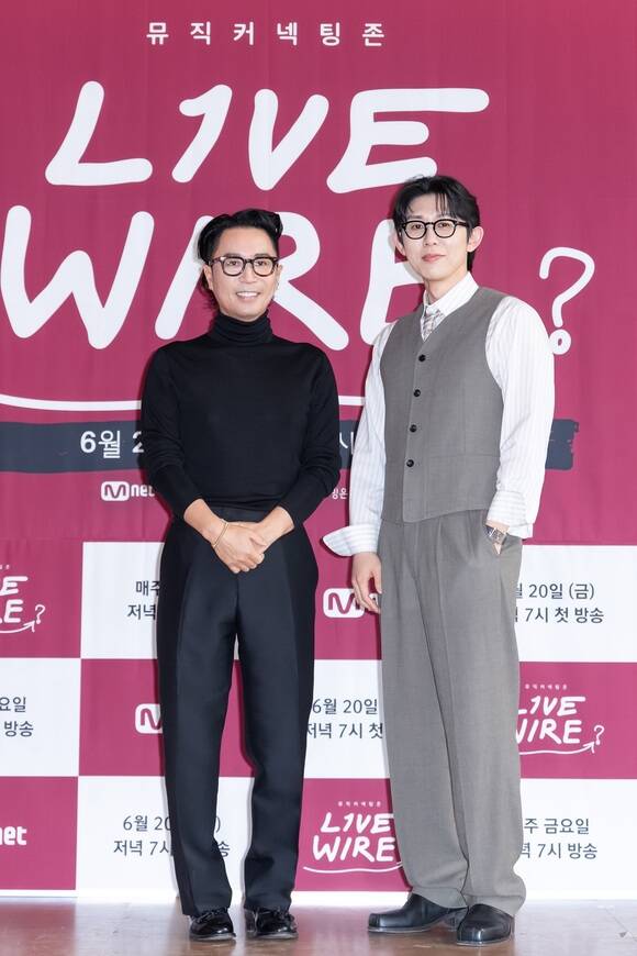 정재형(왼쪽)과 코드 쿤스트가 라이브 와이어 MC를 맡아 활약한다. /Mnet